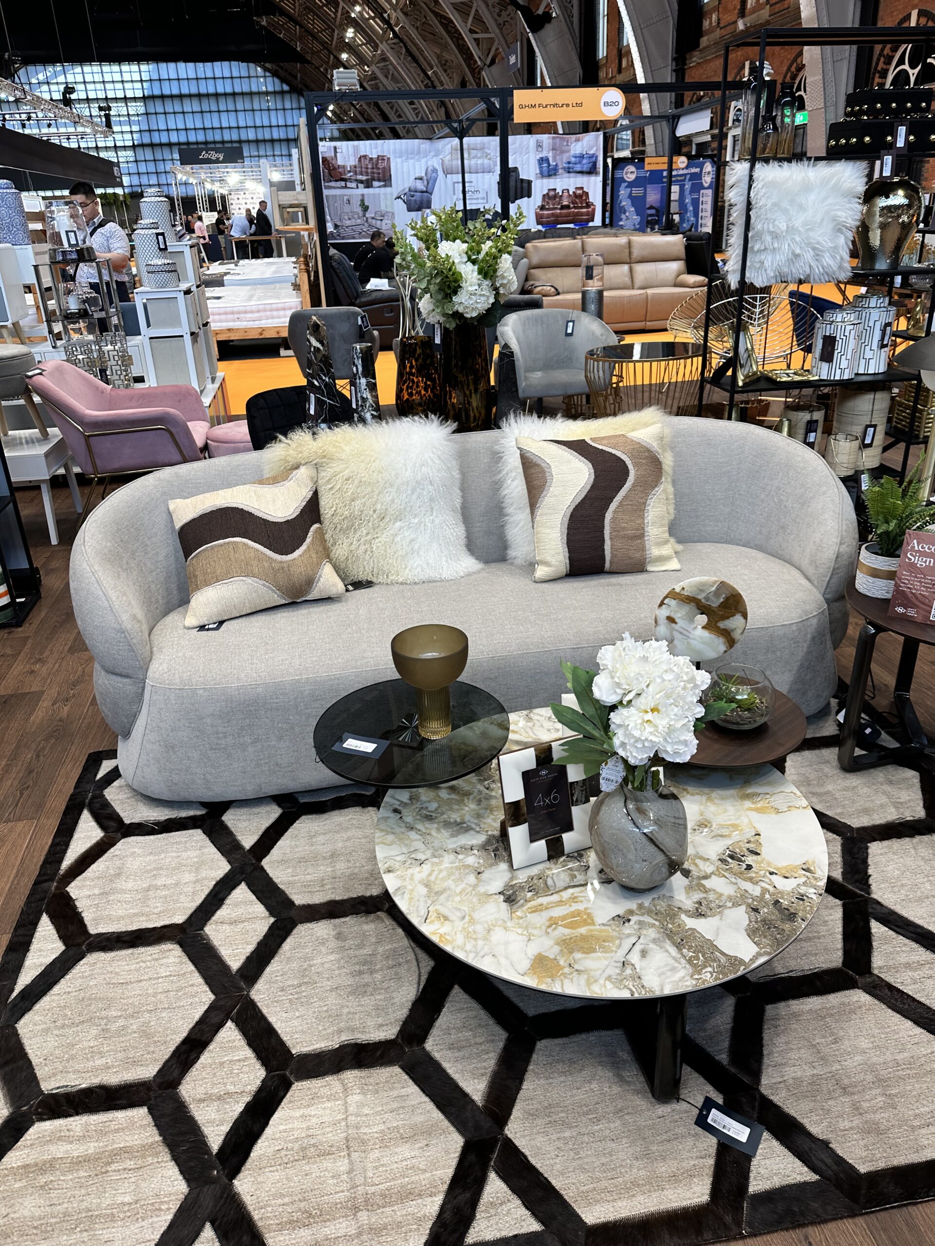 Design and Sourcing Interior Design London – Furniture, Materials and Supplier Coordination